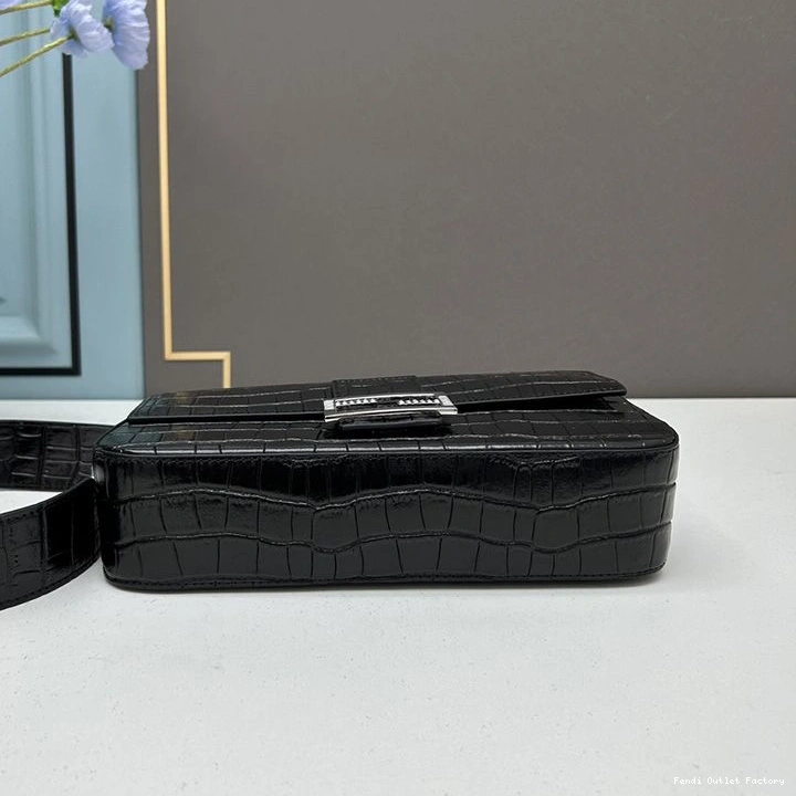 Affordable HOT In Re-Edition Crocodile Fendi Black Bag Baguette Medium Leather 0822